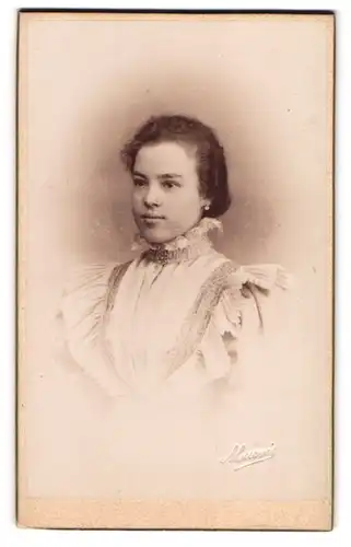 Fotografie A. Louvois, Les-Bruxelles, 51, Chaussee de Louvain, Portrait junge Dame im hübschen Kleid