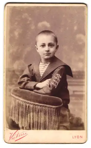 Fotografie Victoire, Lyon, 22, Rue St. Pierre, Portrait kleiner Junge im Matrosenhemd