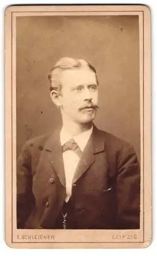 Fotografie E. Schleicher, Leipzig, Johannesgasse 29, Portrait modisch gekleideter Herr mit Oberlippenbart