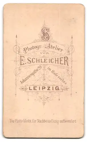 Fotografie E. Schleicher, Leipzig, Johannesgasse 29, Portrait modisch gekleideter Herr mit Oberlippenbart