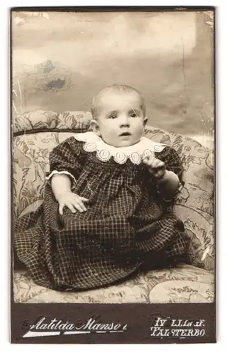 Fotografie Matilda Manson, Huellinge, Portrait süsses Kleinkind im karierten Kleid