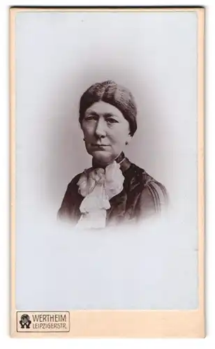 Fotografie Wertheim, Berlin, Leipzigerstrasse, Portrait ältere Dame in hübscher Kleidung