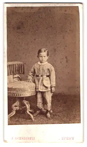 Fotografie J. Schneebeli, Zürich, Storchengasse 8, Portrait kleines Junge in hübscher Kleidung