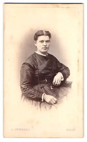 Fotografie J. Schneebeli, Zürich, Storchengasse, Portrait junge Dame im Kleid