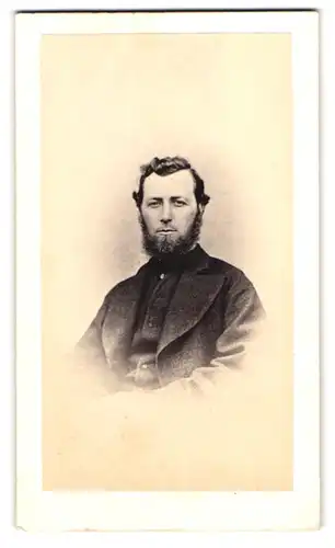 Fotografie unbekannter Fotograf und Ort, Portrait junger Herr mit Chin-Strap