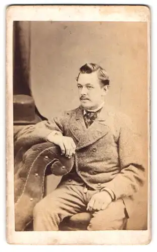 Fotografie S. Harris, Carlisle, King Street, Portrait junger Herr in modischer Kleidung