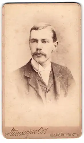 Fotografie London Stereoscopic Coy, London-W., 110 & 108, Regent St., Portrait junger Herr im Anzug mit Moustache