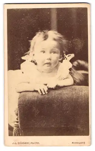 Fotografie J. G. Stodart, Margate, 5, Fort Hill, Portrait süsses Kleinkind im weissen Hemd