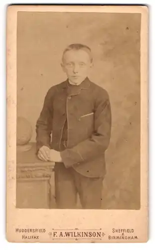 Fotografie F. A. Wilkinson, Huddersfield, Byram Arcade, Portrait halbwüchsiger Knabe in modischer Kleidung