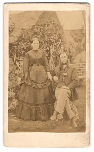 Fotografie unbekannter Fotograf und Ort, Portrait bürgerliches Paar in hübscher Kleidung
