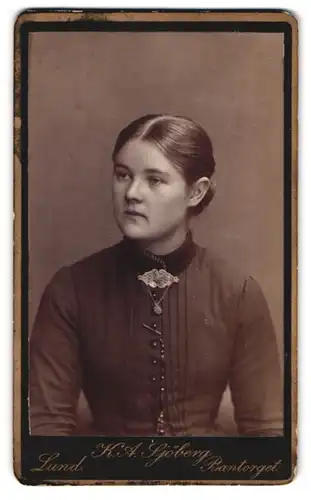 Fotografie K. A. Sjöberg, Lund, Portrait junge Dame im Kleid mit Kragenbrosche