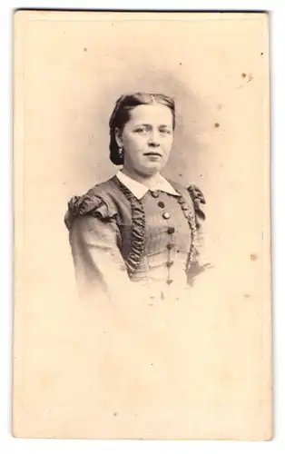 Fotografie R. Gregor, Herrnhut, Portrait bürgerliche Dame im Kleid