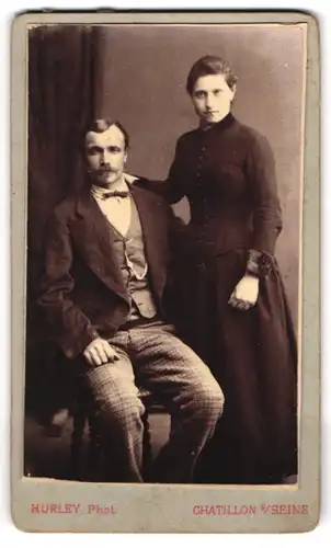 Fotografie Hurley Succr., Châtillon-sur-Seine, Portrait junges Paar in modischer Kleidung