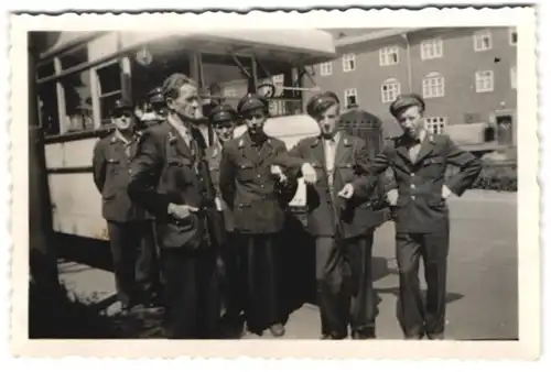 3 Fotografien Busfahrer Fahrschule, angehende Busfahrer mit Bus, Omnibus - Linienbus