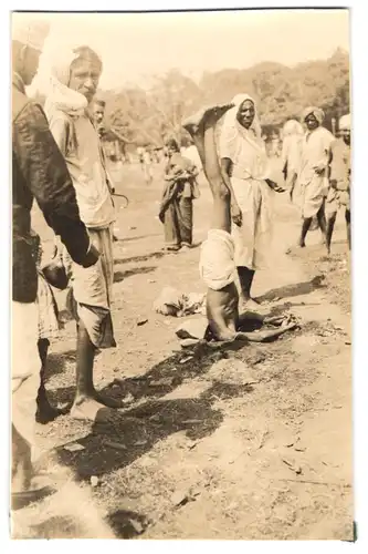 4 Fotografien Indien, Yogi - Fakir bei Selbstgeisselung und Einheimische auf dem Markt