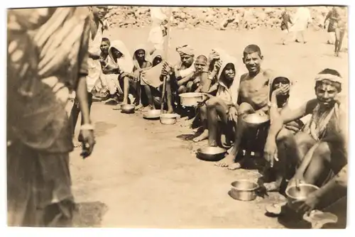 4 Fotografien Indien, Yogi - Fakir bei Selbstgeisselung und Einheimische auf dem Markt