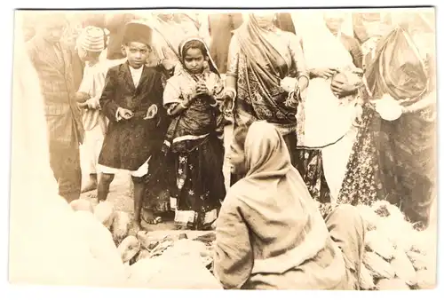 4 Fotografien Indien, Yogi - Fakir bei Selbstgeisselung und Einheimische auf dem Markt