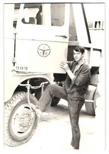 4 Fotografien Lastwagen IFA W50 Kipper, Bursche als LKW-Fahrer in Arbeitsbekleidung