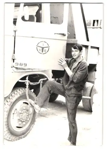 4 Fotografien Lastwagen IFA W50 Kipper, Bursche als LKW-Fahrer in Arbeitsbekleidung