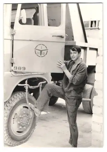 4 Fotografien Lastwagen IFA W50 Kipper, Bursche als LKW-Fahrer in Arbeitsbekleidung