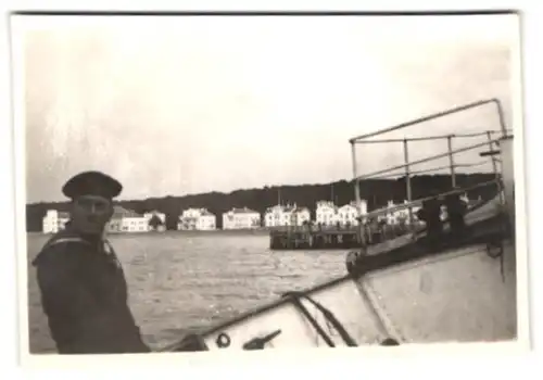 2 Fotografien unbekannter Fotograf, Ansicht Heiligendamm, Matrose auf einem Kriegsschiff im Hafen, Gebäude im Ort
