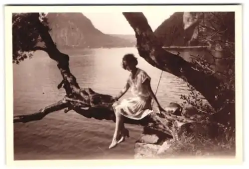 2 Fotografien Photo Kagee, Berlin-Charlottenburg, Ansicht Lugano, junge Frau am Seeufer & am Hotel 1928