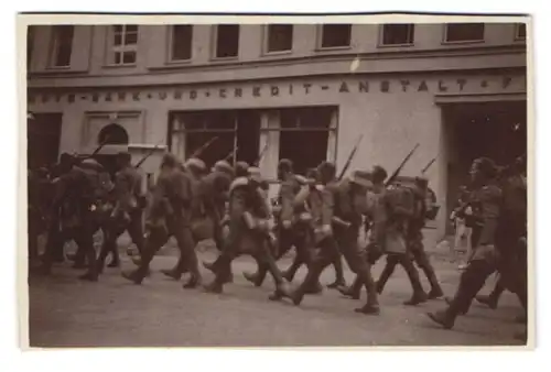 2 Fotografien 1.WK, Ansicht Bad Brambach i. V., Wettin-Quelle, Infanteristen beim Kriegsausmarsch