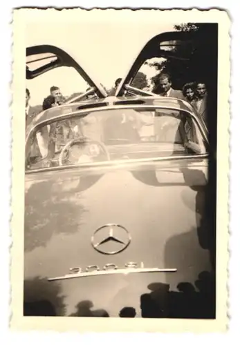 2 Fotografien Auto Mercedes Benz 300 SL W198 Flügeltürer, Passanten bestaunen Sportwagen