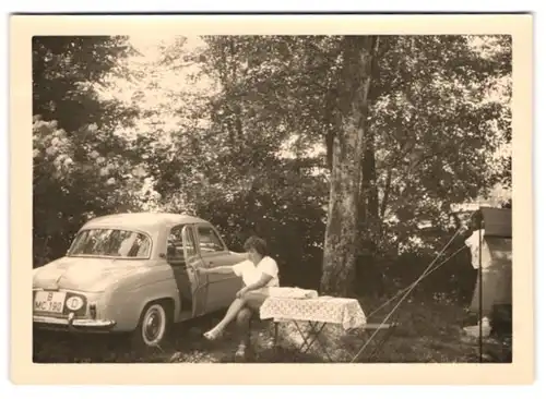 3 Fotografien Auto Renault Dauphine, PKW mit Kfz-Kennzeichen Berlin mit Hund & beim Camping