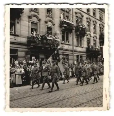 4 Fotografien , Fahnenträger mit Ringkragen & Reichskriegsflagge, Veteranen in Uniform mit Orden