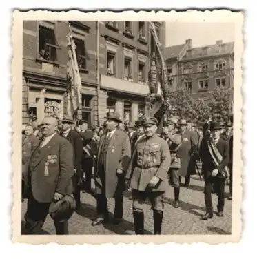 4 Fotografien , Fahnenträger mit Ringkragen & Reichskriegsflagge, Veteranen in Uniform mit Orden