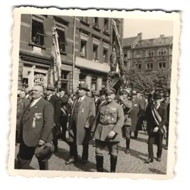4 Fotografien , Fahnenträger mit Ringkragen & Reichskriegsflagge, Veteranen in Uniform mit Orden