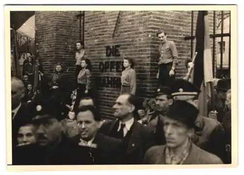 2 Fotografien unbekannter Fotograf, Ansicht Berlin-Falkensee, Max Reimann bei der Einweihung des Ehrenmal's 1950