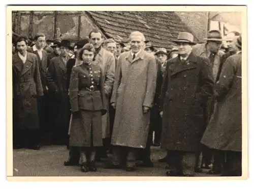 2 Fotografien unbekannter Fotograf, Ansicht Berlin-Falkensee, Max Reimann bei der Einweihung des Ehrenmal's 1950