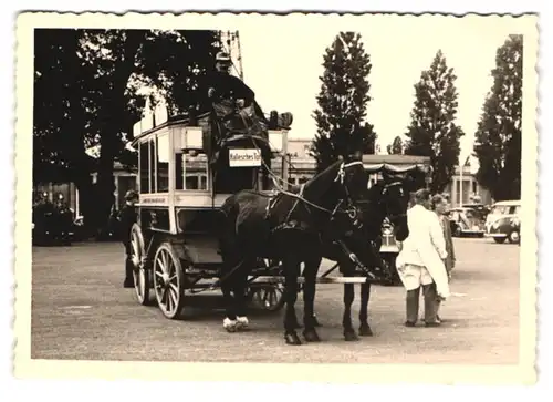 3 Fotografien Pferdekutsche der Berliner-Omnibus AG, Wagen Nr. 357 Hallesches Tor nach Chausseestr.