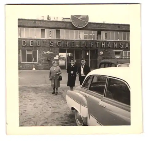 2 Fotografien Jensen, Berlin, Flughafen Berlin-Schönefeld, Gebäude der Deutschen Lufthansa