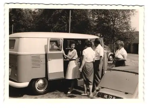 3 Fotografien Auto VW Bulli T1, Volkswagen Kleinbus mit Kfz-Kennzeichen Berlin auf einer Autobahn