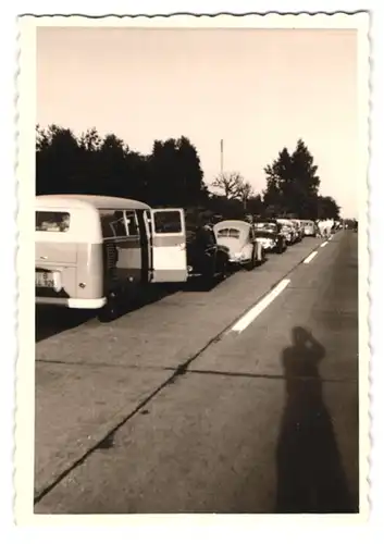 3 Fotografien Auto VW Bulli T1, Volkswagen Kleinbus mit Kfz-Kennzeichen Berlin auf einer Autobahn