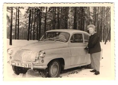 3 Fotografien Auto Skoda Octavia, Damen mit PKW im Schnee