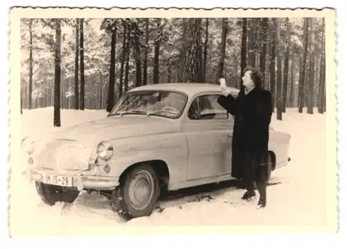 3 Fotografien Auto Skoda Octavia, Damen mit PKW im Schnee
