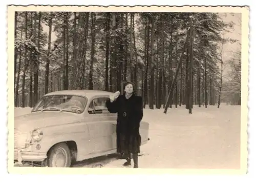 3 Fotografien Auto Skoda Octavia, Damen mit PKW im Schnee