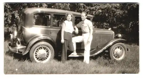 2 Fotografien Auto US-Car, Paar bei einer Ausfahrt am Michigan See bei Chicago 1937