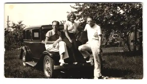 2 Fotografien Auto US-Car, Paar bei einer Ausfahrt am Michigan See bei Chicago 1937