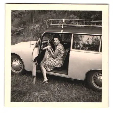 2 Fotografien Auto IFA P70 Kombi, PKW mit Dachgepäckträger