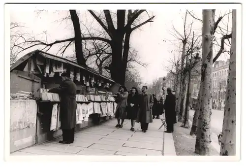 3 Fotografien unbekannter Fotograf, Ansicht Paris, Kunstmaler am Strassenstand, Stadtansichten mit Tauben & Kathedrale