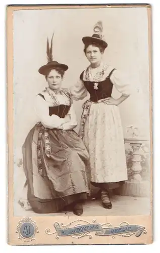 Fotografie A. Jandorf & Co., Berlin, Belle-Alliance-Str. 1, Portrait zwei Damen in bayrischer Tracht zum Fasching