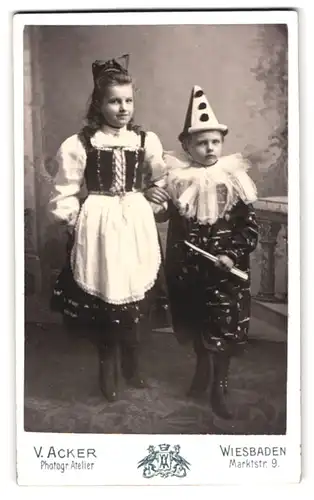 Fotografie V. Acker, Wiesbaden, Marktstr. 9, Portrait zwei Kinder im Trachtenkleid und als Clown verkleidet zum Fasching