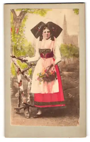 Fotografie unbekannter Fotograf und Ort, junge Frau in Tracht Elsass-Lothringen, Hand Koloriert