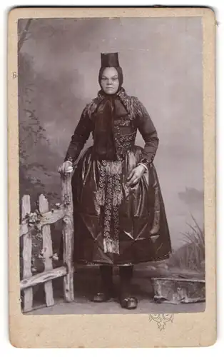 Fotografie Emil Giessow, Giessen, Bahnhof-Str. 34, Portrait Frau im seidenen Trachtenkleid stehen im Atelier