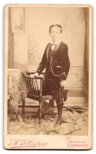 Fotografie T. H. Billinghurst, Uxbridge, 56 St. Andrew`s, Werbetafel des Fotografen vor einer Plattenkamera